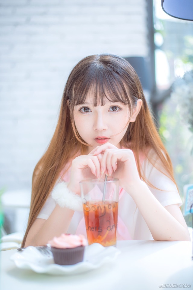 “没办法，若此时船队出行，难保江东水军不会伺机而动，如今我军的粮草，可经不起折腾。”诸葛亮闻言，也不禁苦笑一声，周瑜一死，那柴桑大营的江东水军最近可没少找麻烦，虽然大仗没有，但江夏、江陵的舟船，莫说官方的战舰，便是普通百姓的船只只要稍微靠近都可能遭到攻击或者掳掠。